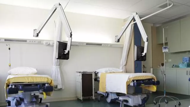 Bild: Vollbeweglicher Krankenhaus-Wandhalter für LCD und LED Displays bei Plasma-Halter.de