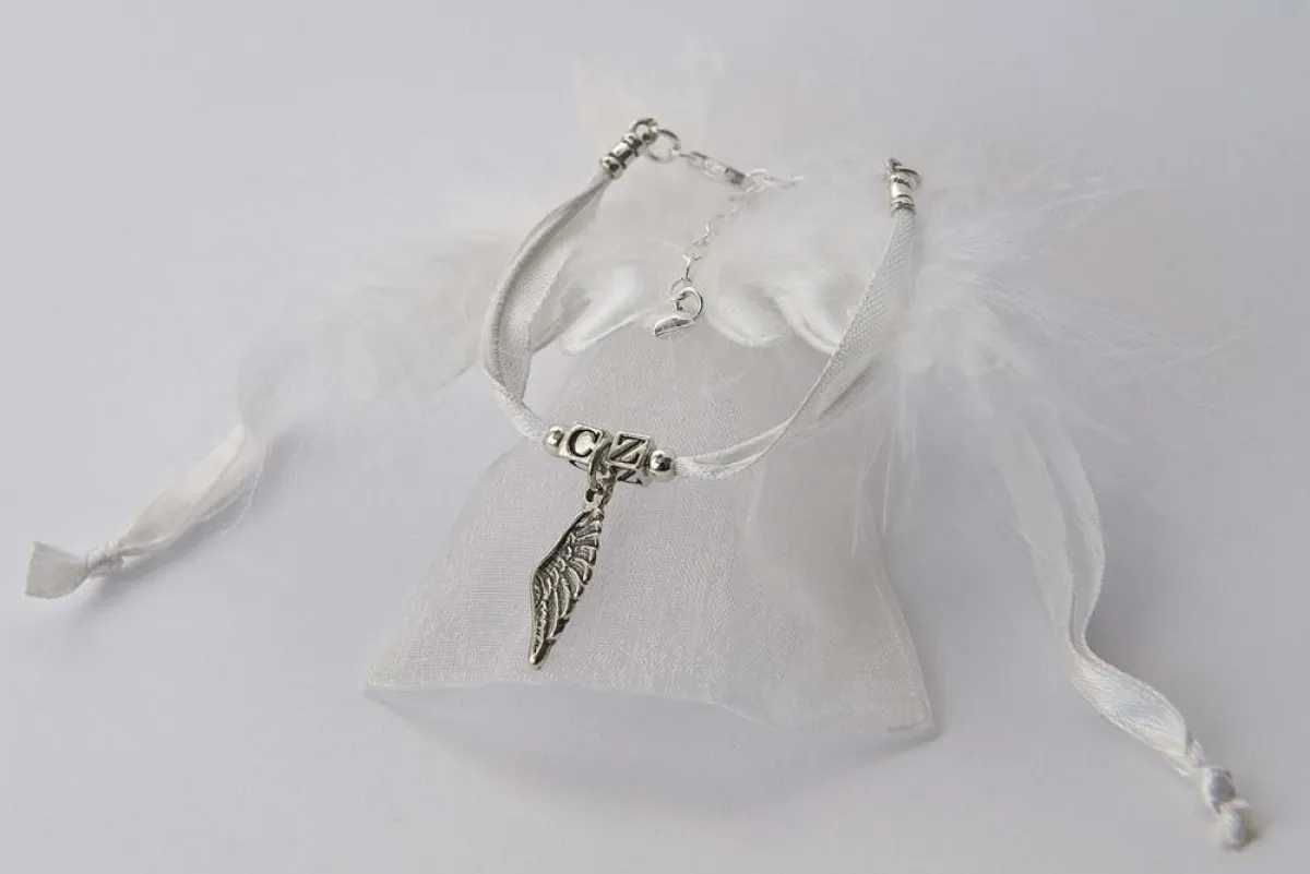 schönes Engelsflügel-Armband, gesehen bei www.sentfromheaven.de