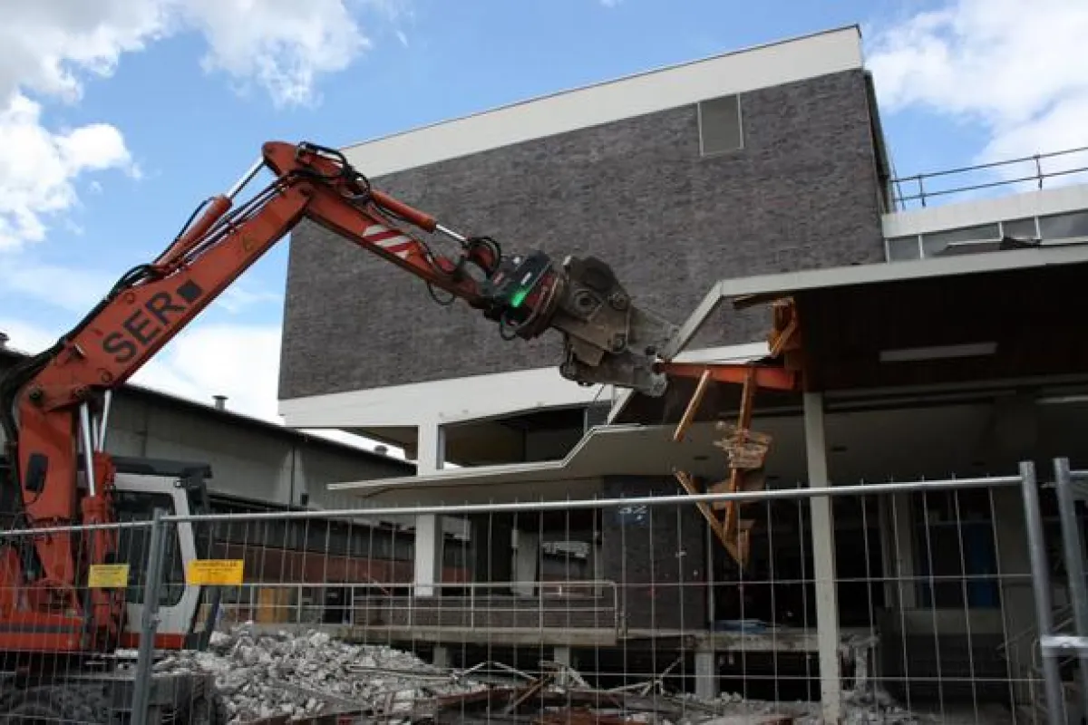 Umbau statt Neubau: Nur das alte Vordach fällt dem Abriss zum Opfer. Die ehemaligen Werkshallen und Bürogebäude bleiben erhalten u