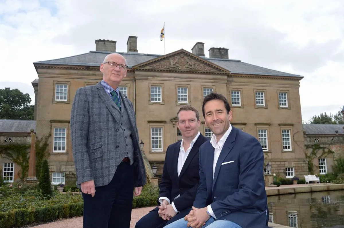 Kenneth Dunsmuir (links), Geschäftsführer von Dumfries House, freut sich, dass Lost Distillery die W