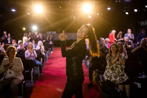 Vertriebsexpertin holt Speaker Slam AWARD beim 7. internationalen WELTREKORD Bild: Vertriebsexpertin holt Speaker Slam AWARD beim 7. internationalen WELTREKORD