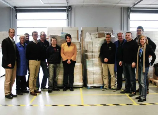 Bild: Minitüb Mitarbeiter organisieren Sammelaktion für Opfer des Taifuns Haiyan.