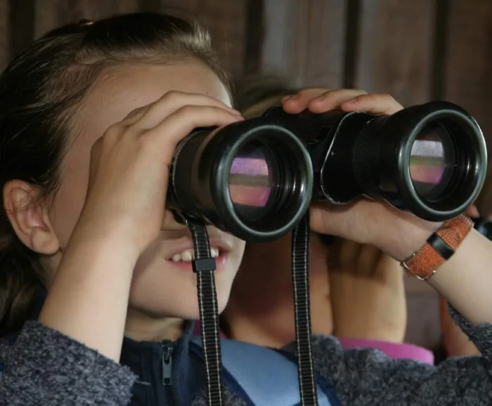 Mädchen mit Fernglas (Deutsche Wildtier Stiftung, Dr. Martin)