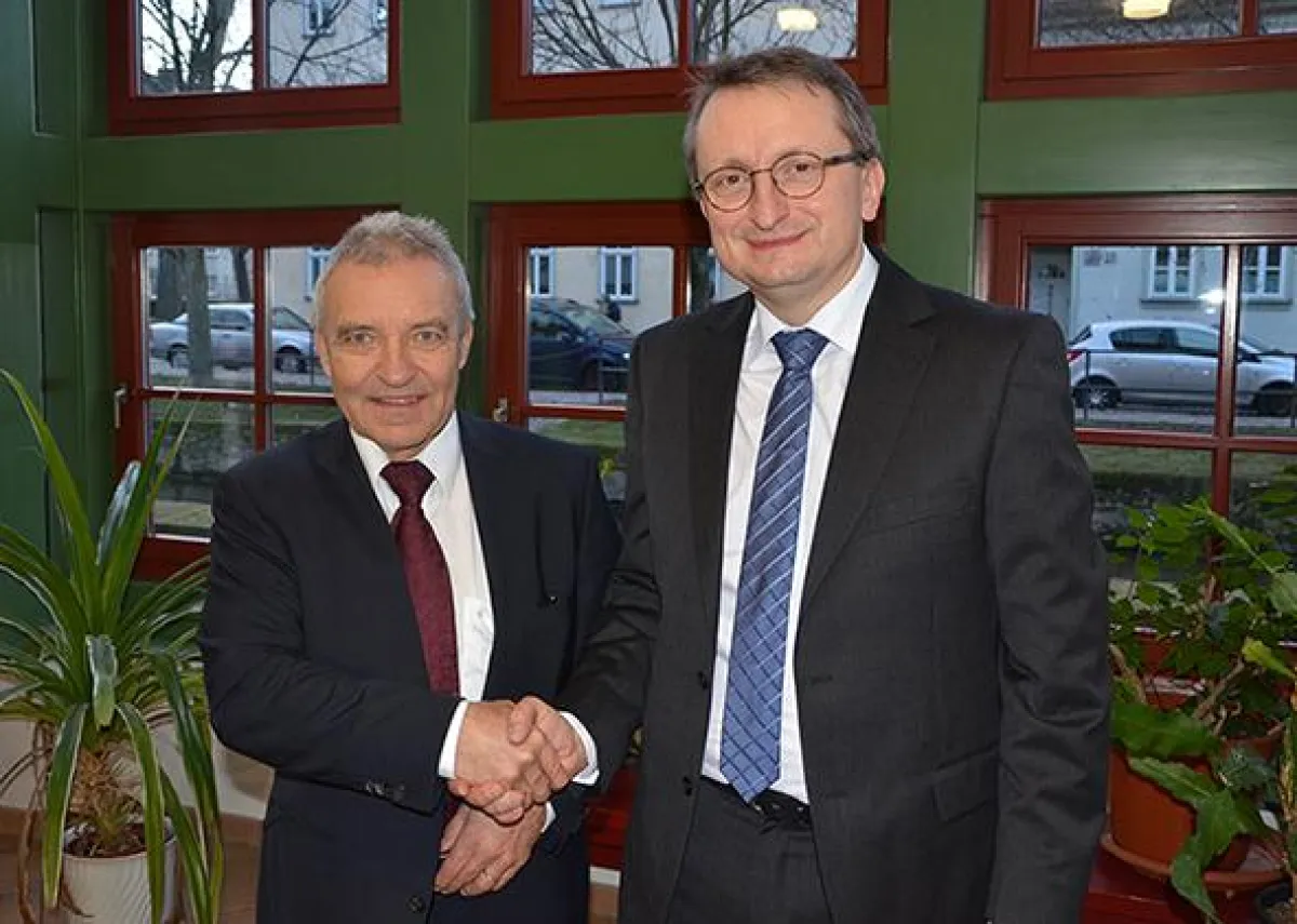 Dr. Hans-Joachim Bronisch (l.) gratuliert seinem Chefarzt-Nachfolger Dr. Reinhard Kalinski