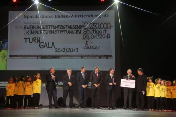 Bild: Kinderturnstiftung Baden-Württemberg erhält Scheck in Höhe von 250 000 EURO