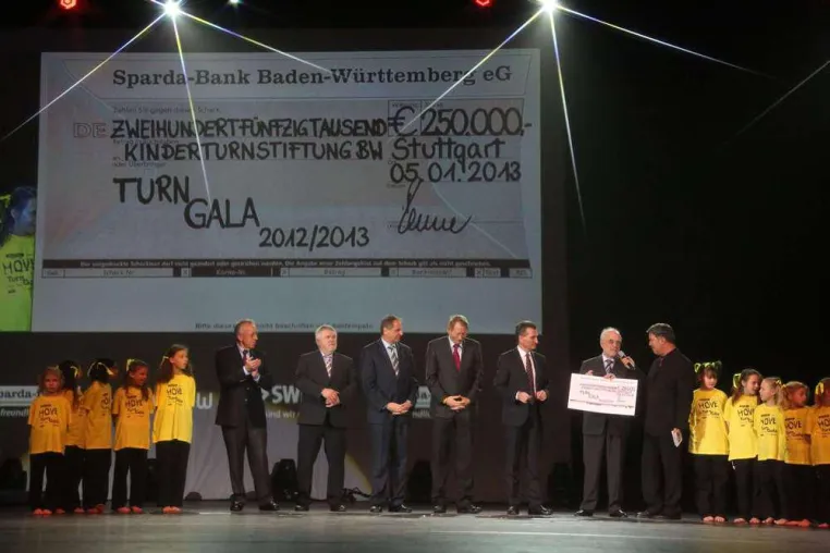 Bild: Kinderturnstiftung Baden-Württemberg erhält Scheck in Höhe von 250 000 EURO