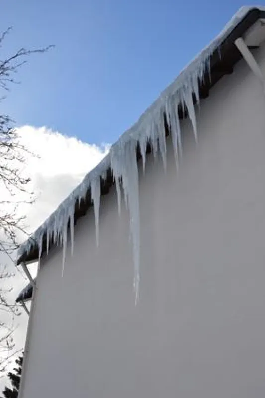 Schöner, aber gefährlicher „Eiszauber“, der durch einen fehlenden Schneefang entstehen konnte.