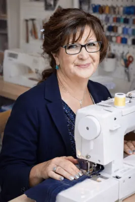 Bild: Maria die Schneiderin: 20 Jahre Handwerk in St. Ingbert – Von der Kinderhose bis zum Hochzeitsanzug