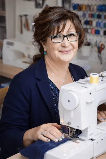 Bild: Maria die Schneiderin: 20 Jahre Handwerk in St. Ingbert – Von der Kinderhose bis zum Hochzeitsanzug