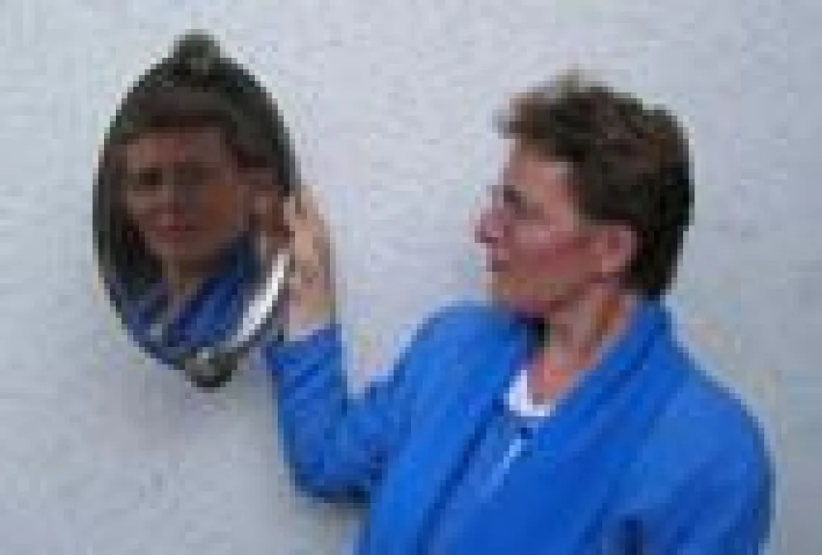 Akademieleiterin Viola Falkenberg demonstriert im Grundlagenseminar Pressearbeit auf Augenhöhe. (Foto: H. Papke)