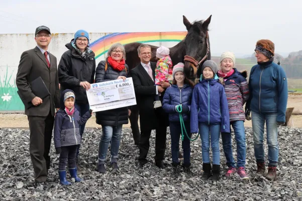 Reutlinger Spendenparlament foerdert den selbstbewussten Umgang von Kindern mit Hilfe der Pferde Bild: Reutlinger Spendenparlament foerdert den selbstbewussten Umgang von Kindern mit Hilfe der Pferde