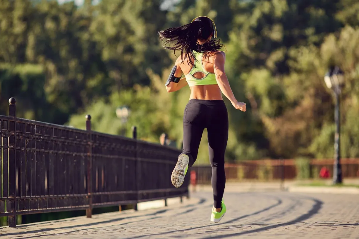 Das richtige Outfit zum Joggen im Sommer – wie sieht das für euch aus?  (© Bildquelle: Canva)
