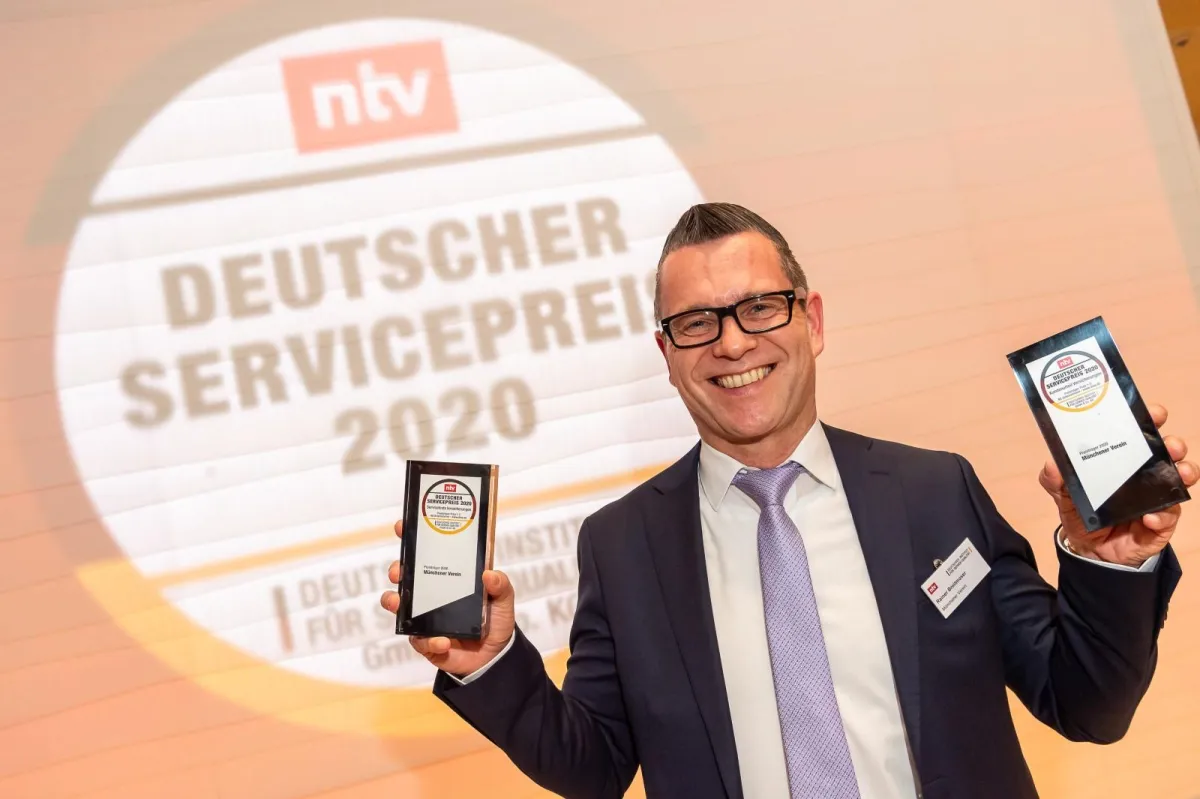 CCO Rainer Breitmoser mit den beiden Deutschen Servicepreisen 2020. Foto: Thomas Ecke / DISQ / n-tv.