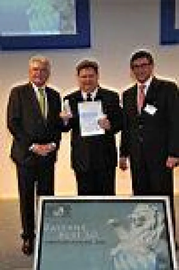V. l. n. r. Bayerischer Staatsminister Martin Zeil, Horst Gaida (Sprecher der Geschäftsleitung der BTK) und Rolf Broschulat (Mitglied der Geschäftsführung Ernst & Young) bei der Preisübergabe im Kaise