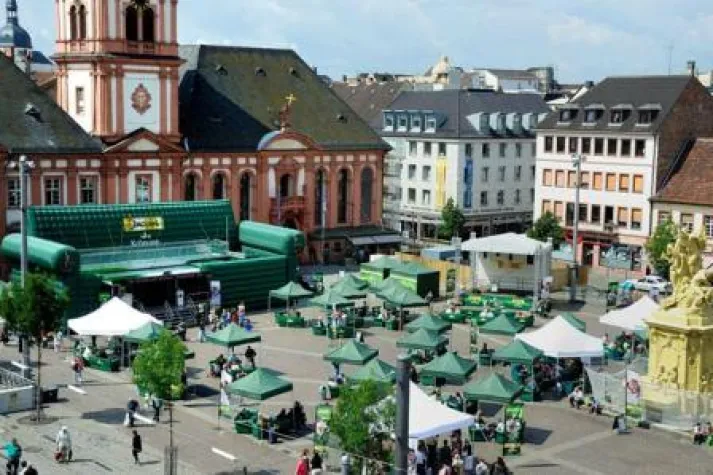 Bild: Kim Fisher lädt zu guten Gesprächen auf den Augustusplatz ein