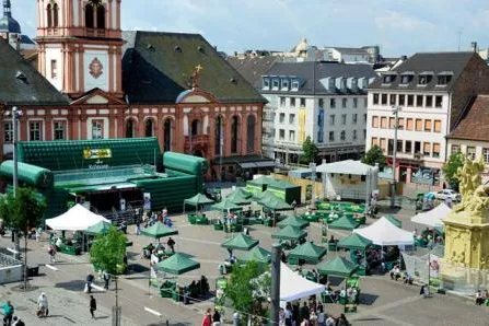 Bild: Kim Fisher lädt zu guten Gesprächen auf den Augustusplatz ein