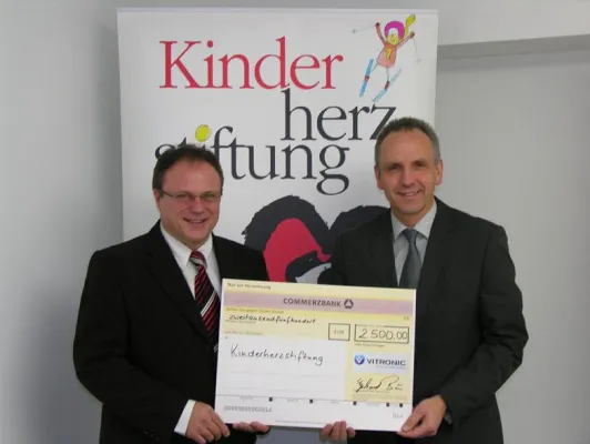 Bild: Mit Herz in den Schnee - VITRONIC spendet für Kinderherzstiftung