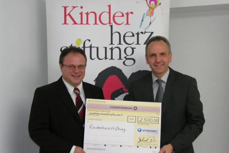 Bild: Mit Herz in den Schnee - VITRONIC spendet für Kinderherzstiftung