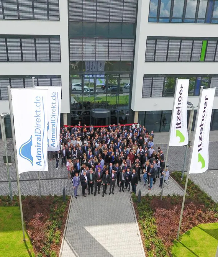 Einweihung am 12.05.2017_Gäste und Mitarbeiter der Itzehoer Versicherungen und AdmiralDirekt.de