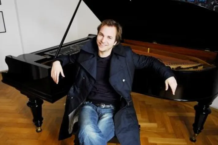 Herbert Schuch mit Beethovens Klavierkonzert Nr. 1 und dem MDR-Sinfonieorchester auf Deutschlandtournee Bild: Herbert Schuch mit Beethovens Klavierkonzert Nr. 1 und dem MDR-Sinfonieorchester auf Deutschlandtournee