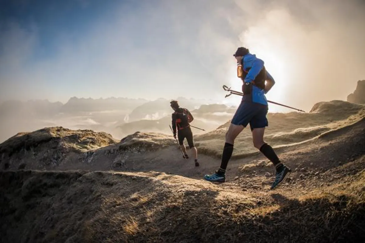 Beim SALOMON ALPEN X 100 sind die meisten Athleten zwei Nächste sowie einen Tag unterwegs