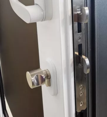 Bild: LiDEKO stattet seine Balkonausstiegs- und Dachschiebefenster mit neuen Griffen und Schlössern aus