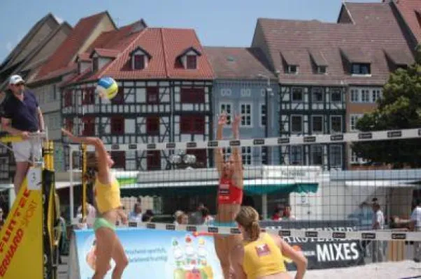 Bild: Sommer, Sonne, Beach und Ball – Hochsaison für Beachvolleyball-Events