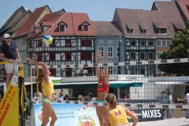 Sommer, Sonne, Beach und Ball – Hochsaison für Beachvolleyball-Events Bild: Sommer, Sonne, Beach und Ball – Hochsaison für Beachvolleyball-Events