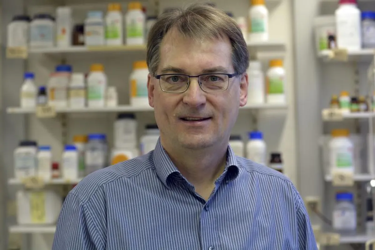 Der Biochemiker Prof. Dr. Thomas Dierks forscht zu Erbkrankheiten und Therapie-Konzepten, wobei defekte Enzyme und deren Ersatz im Mittelpunkt stehen. (Foto: Universität Bielefeld)