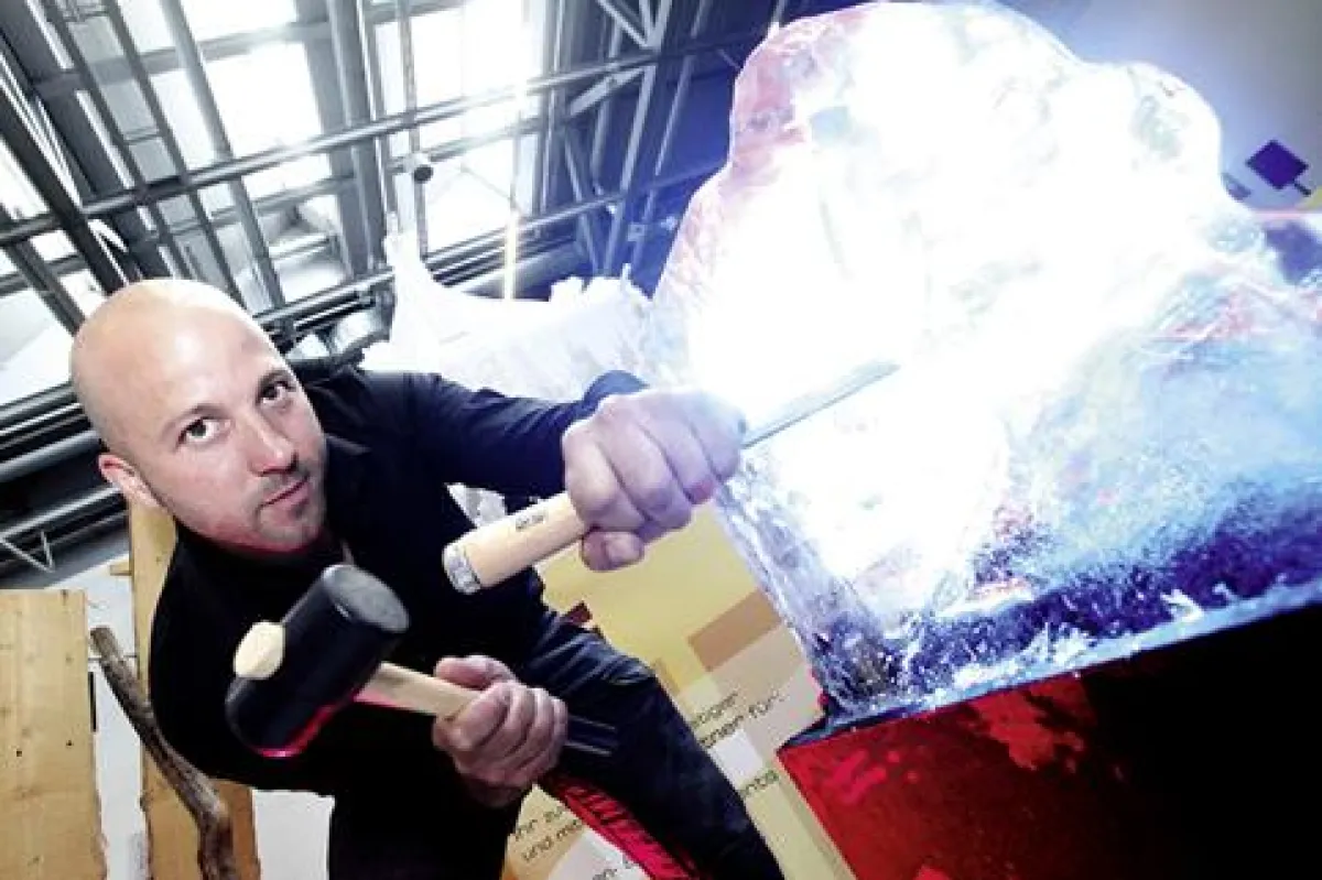 Rahmenprogramme zum Dahin-Schmelzen: Eisschitzen auf dem stb marketplace in Stuttgart bei 37 Grad Außentemperatur