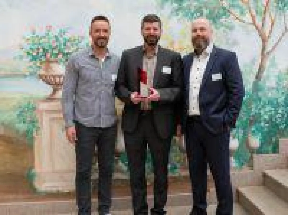 Auf dem Bild von links nach rechts:  Sebastian Rath Channel Sales Manager HOFFMAN, Thorsten Böser Geschäftsführer MBI GmbH, Heiko