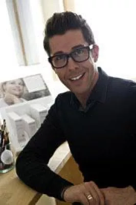 Bild: Make-up-Artist Karim Sattar ist für Dr.Hauschka Kosmetik kreativ