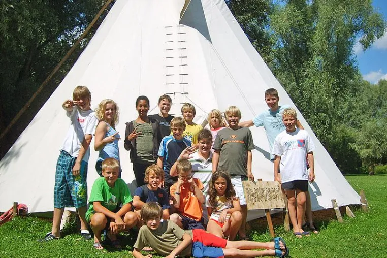 Bild: Englisch im Indianerzelt - Mit einem Abenteuercamp inklusive Sprachkurs die Sommerferien genießen