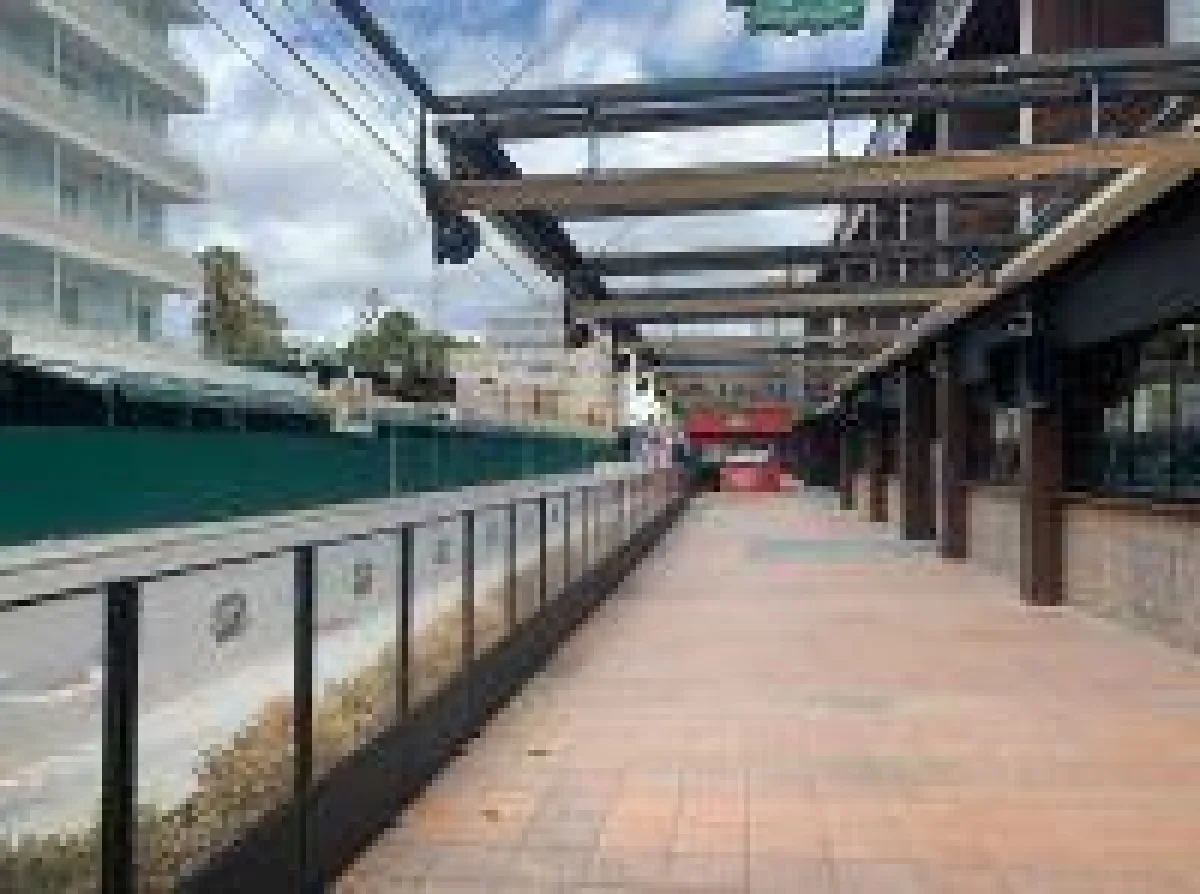 Seltener Anblick. Leere Lokale am Ballermann.