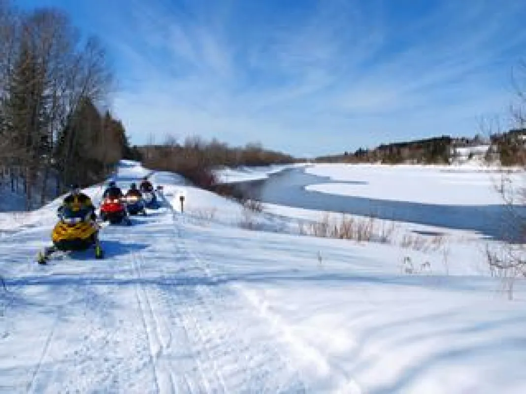 Unterwegs mit dem Schneemobil in Maine (c) Paul Cyr_Maine Office of Tourism