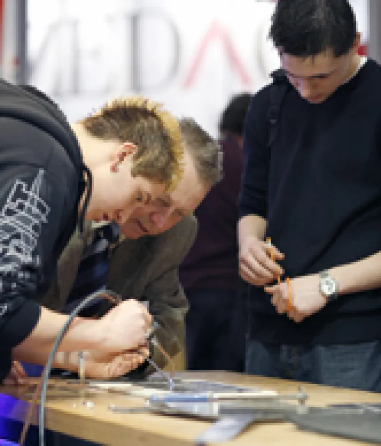 Viele Nachwuchs-Handwerker interessierten sich für die Live-Demonstrationen am Messestand der Gütegemeinschaft Bleihalbzeug e.V.