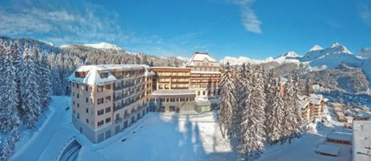 Das Waldhotel National vor dem Bergpanorama von Arosa: Winter wie Sommer ein märchenhafter Anblick.