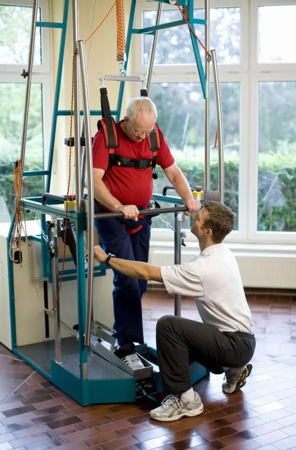 Am Beispiel des Dr. Becker Neurozentrum Niedersachsen zeigt der Film, was neurologische Rehabilitation zu leisten vermag