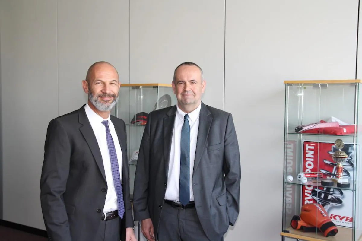 V.l.n.r.: Norbert Schmalfuß (Director) und Anton Schmidt, Leiter Vertrieb & Marketing bei KYB