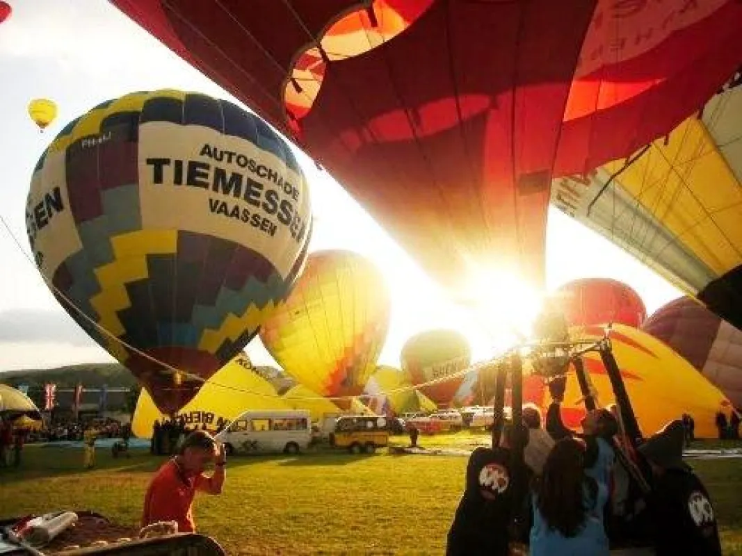 Über 70 Ballonfahrerteams aus ganz Europa sind seit dem 18. Juni 2010 zur Balloon Sail auf dem Kieler Nordmarksportfeld gelandet.