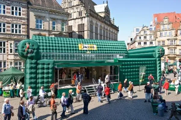 Bild: Die Jacobs Krönung Sofa-Tour zu Gast in Chemnitz - 40 grüne Sofas und der XXL-Truck auf dem Neumarkt