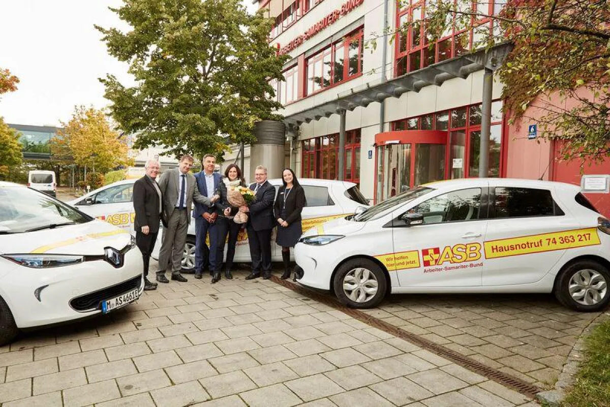 Mitarbeiter des ASB München und von Renauld München bei der Übergabe der neuen E-Mobile; Foto:Reger