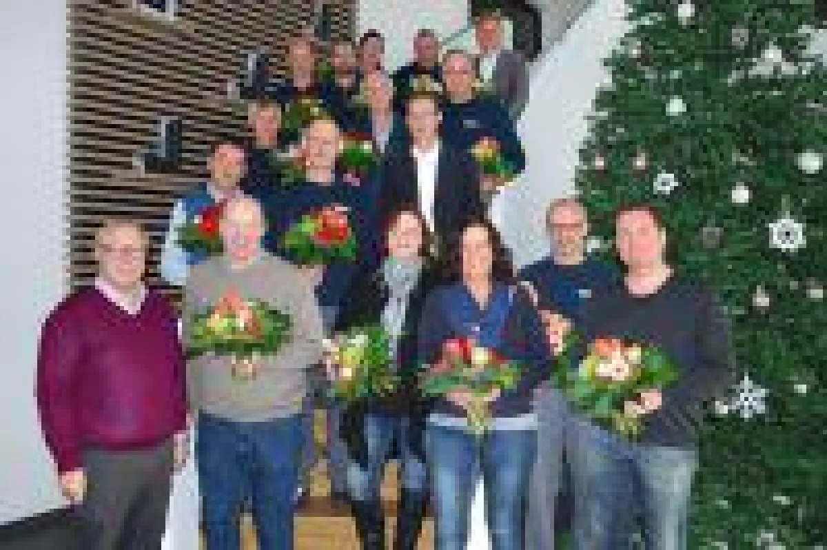 Zusammengewachsen: Geschäftsführer Manfred Frechen (links) gratuliert dem Großteil der Jubilare persönlich (Bild: German Windows).