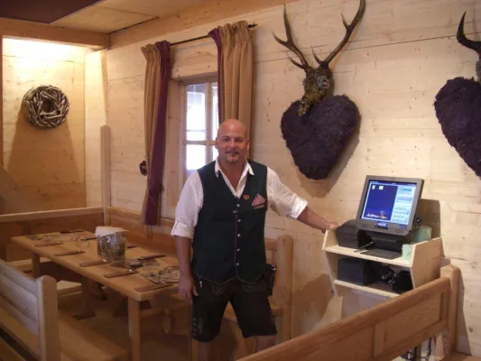 Cannstatter Wasen: Fehlertoleranter Stratus-Server sichert reibungslosen Festzeltbetrieb Bild: Cannstatter Wasen: Fehlertoleranter Stratus-Server sichert reibungslosen Festzeltbetrieb