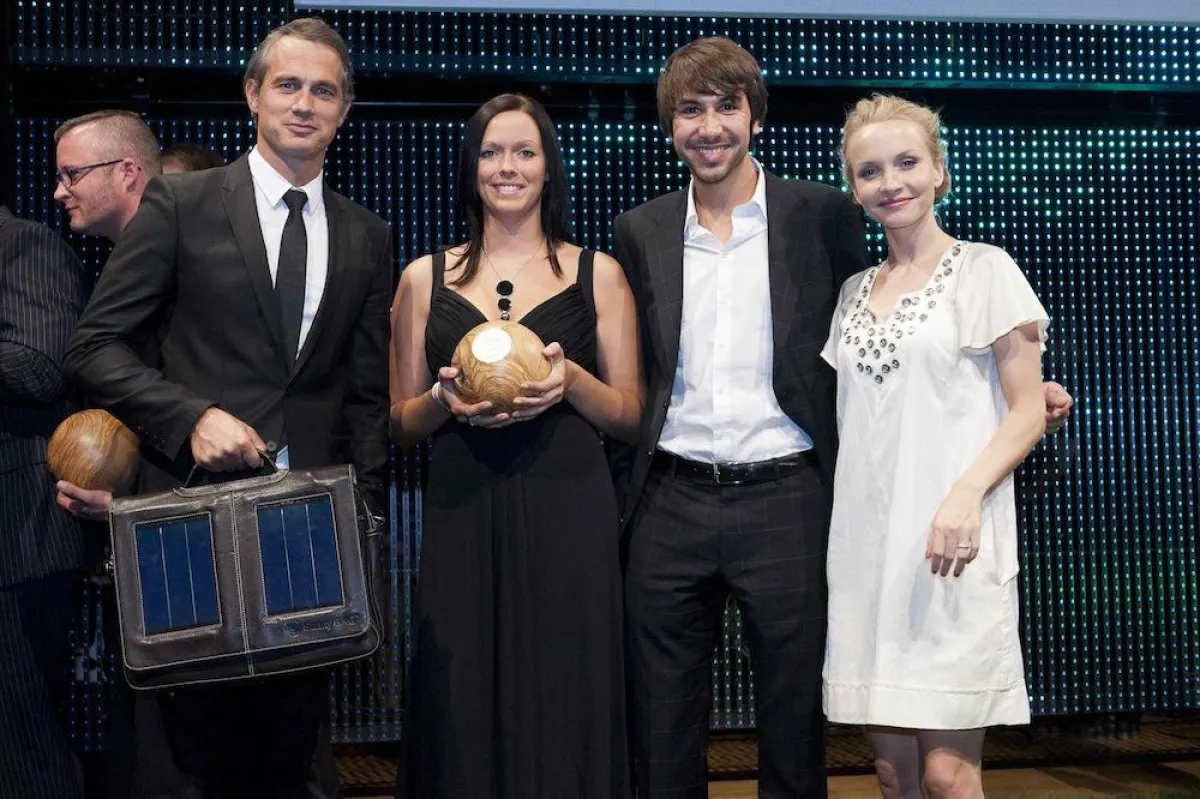 Preisträger Kategorie Nachwuchs 2011 mit den Laudatoren Ralf Bauer (l.) und Janin Reinhardt (r.)