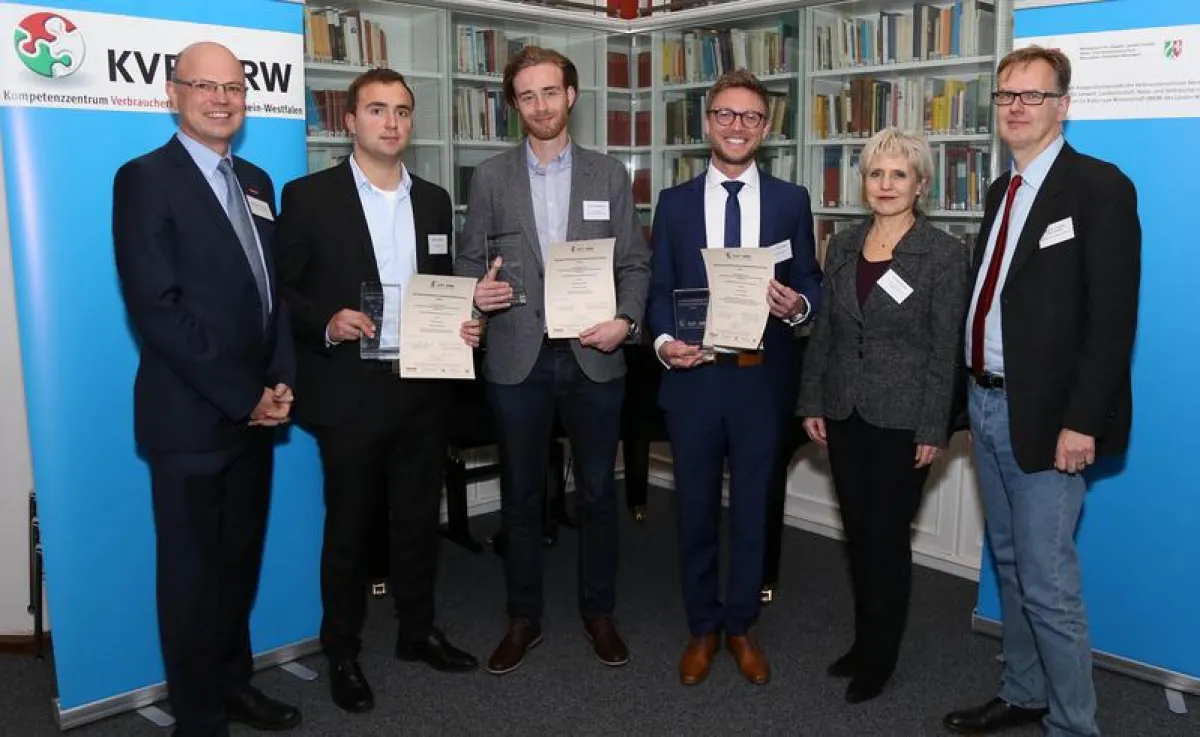 (v.l.n.r.): Wolfgang Schuldzinski, Stefan Hanschke, Matthias Rodemeier, Dr. Gerhard Wiebe, Ministerialdirigentin Dr. Beate Wieland (Wissenschaftsministerium), Prof. Dr. Christian Kleinschmidt (Gebauer