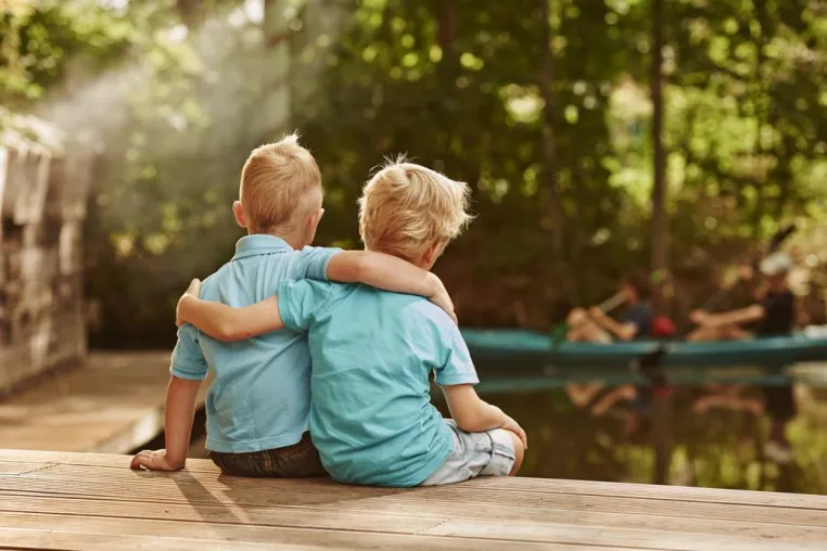 Bild: Urlaub für Kinder: Fotografie-Workshop, frische Früchtchen und Leseabenteuer auf der Teichwiese