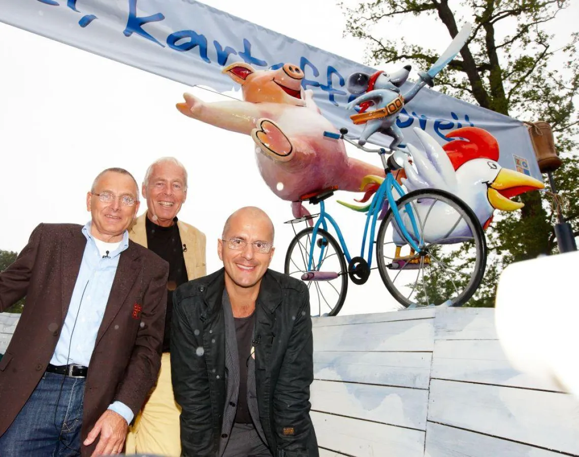 Enthüllten die neue Drei-Freunde-Skulptur in Mullewapp im Erlebnis-Zoo Hannover: Zoodirektor Klaus-Michael Machens, Autor und Zeichner Helme Heine und Schauspieler Christoph Maria Herbst (von links).