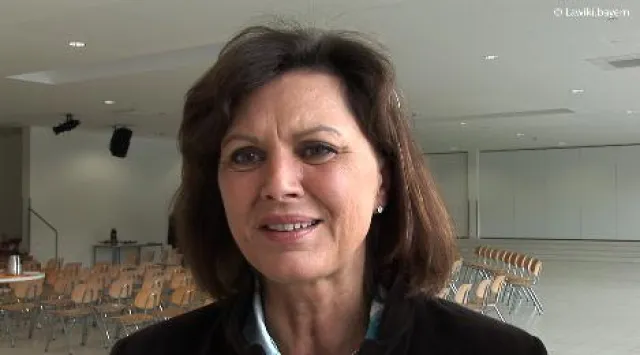 Bild: Bayerische Wirtschaftsministerin Aigner im Gymnasium Holzkirchen: 'Ludwig Erhard wäre stolz auf Sie!'