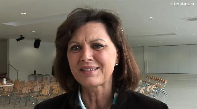 Bild: Bayerische Wirtschaftsministerin Aigner im Gymnasium Holzkirchen: 'Ludwig Erhard wäre stolz auf Sie!'